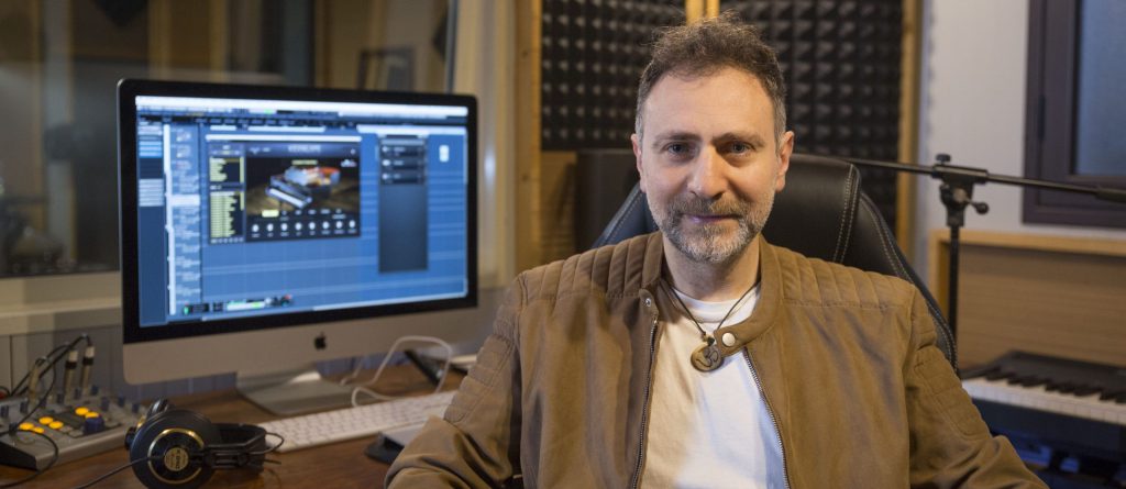 Giovanni Leon è seduto in regia presso gli studi della Shine Records, metre sta lavorando ad un arrangiamento