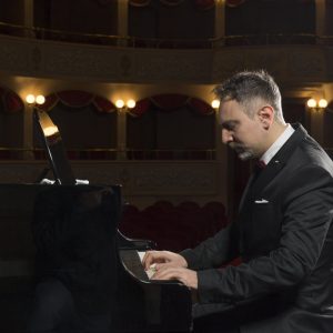 Giovanni Leon suona il pianoforte al Teatro Garibaldi di Modica