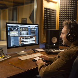 Giovanni Leon presso la Regia della Shine Records mentre lavora ad una produzione