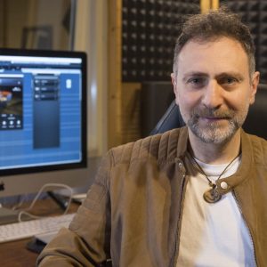 Giovanni Leon è seduto in regia presso gli studi della Shine Records, metre sta lavorando ad un arrangiamento